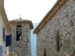 Vue sur le clocher de l'église de Brantes.