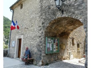 La petite mairie à l'entrée du village de Brantes.