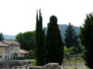Adossée à l’une des boutiques, voici la statue de Mercure, protecteur des marchands et reconnaissable à ses sandales ailées, son caducée à la main gauche et la tortue sur le piedestal.