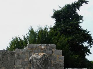 Mercure, protecteur des marchands et reconnaissable à ses sandales ailées, son caducée à la main gauche et la tortue sur le piédestal.