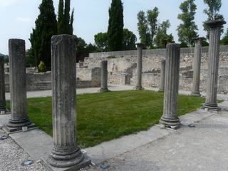 L'atrium de la Maison du Buste en Argent,entouré de colonnes de style corinthien.
