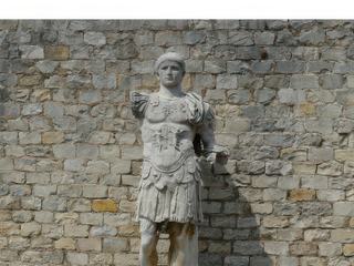 Tête de Domitien (81 à 96 ap.JC) placée sur le corps cuirassé d'une autre statue (1,84 m) Il s'agit d'un moulage, l'original est au musée archéologique.