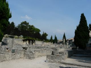 Quartier de Puymin. Vestiges de la Maison à l'Apollon Lauré.Cette villa a été dégagée sur une surface de 2000 m2, ce qui n'en constitue qu'une partie, en particulier il manque l'entrée principale et certaines composantes sont toujours enfouies sous les maisons modernes du voisinage . Cette maison était la demeure d'une famille riche, elle permet de bien illustrer les différentes composantes d'une grande maison Romaine.