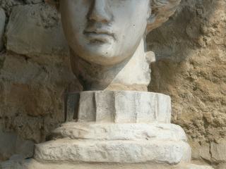 Moulage de la tête de l'Apollon Lauré retrouvé sur le site. L'original est au musée archéologique.