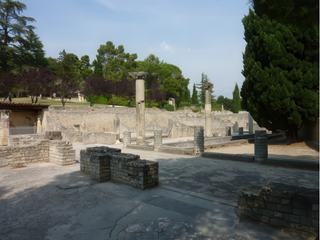 Vue sur la Maison à l'Apollon Lauré.