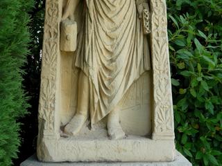 Statue du dieu Sylvain dont l'original se trouve au musée d'Avignon. Le dieu des forêts, représenté en haut relief, dans une niche décorée, tient un maillet de la main droite et une flûte à plusieurs trous ou "syrinx" de la main gauche.
