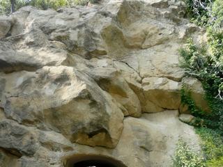 Passage conduisant au Théâtre Antique. Il a été construit sur le flanc nord de la colline et date du Ier siècle de notre ère.
