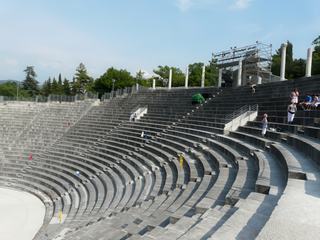 Le Théâtre Antique a été restauré au IIIème siècle. Ses dimensions et sa structure permettaient d'accueillir environ 6 000 spectateurs. Les gradins, surmontés d'un portique, étaient regroupés en étages séparés par un muret et sans doute un couloir de circulation. Ils étaient accessibles par des escaliers provenant de l'orchestra et des vomitoires.