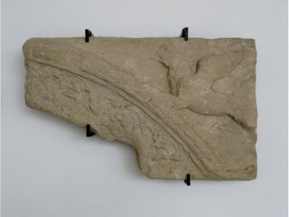 Musée archéologique Théo-Desplans. Ecoinson décoré d'un griffon ailé