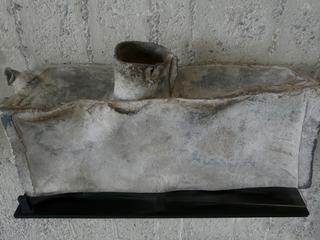 Musée archéologique Théo-Desplans. Caisson à répartition d'eau en plomb ou chauffe-eau, trouvé en 1957 au Nord de la Maison au Dauphin.