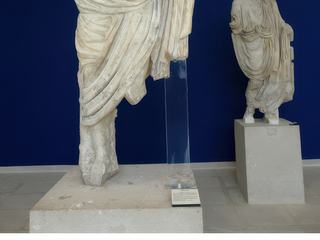 Musée archéologique Théo-Desplans. Au 1er plan, la statue de l'empereur Claude (41-54) représenté avec la couronne civique, faite de feuilles de chênes et retrouvé dans le théâtre romain.