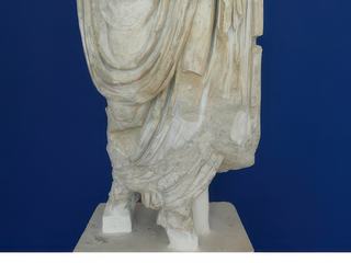 Musée archéologique Théo-Desplans. Statue en marbre d'un personnage municipal avec encoche pour recevoir la tête et retrouvé en 1912 dans la fosse du Théâtre Antique.
