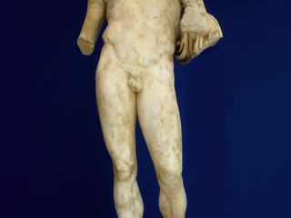 Musée archéologique Théo-Desplans. L'empereur Hadrien (117-138); idéalisé en héros, il porte la barbe du philosophe grec, le manteau princier impérial et une couronne de laurier. Statue en marbre blanc, hauteur 2,16 m.
