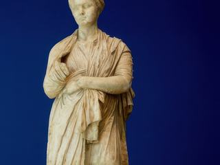 Musée archéologique Théo-Desplans. Statue en marbre de l'impératrice Sabine, épouse de l'empereur Hadrien.