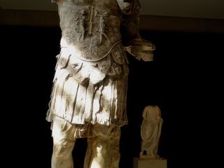 La tête de Domitien (81-96)a été replacée sur le corps cuirassé d'un autre empereur plus ancien représenté en chef militaire (statue en marbre, hauteur:1m84). Domitien a joué un rôle très important pendant la crise viticole.