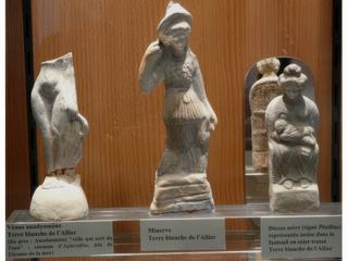 Figurines en terre blanche du centre de la Gaule. A gauche, Vénus anadyomène. Au centre,Minerve et à droite Déesse mère représentée assise dans un fauteuil en osier tressé.