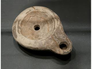 Lampe votive découverte aux abords du podium du temple Puymin nord-est.