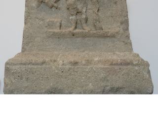 Autel à Vulcain, dieu du feu, patron des forgerons et des armuriers. De la main droite, il frappe avec un marteau sur une enclume, sur la gauche, il s'appuie sur de longues tenailles verticales. Trouvé en 1936 dans la Maison du Buste d'Argent dans la galerie est de l'Atrium à colonnes.