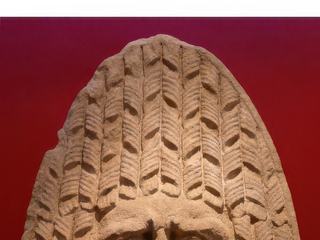 Acrotère de tombeau en forme de masque tragique de théâtre. Trouvé à Vaison dans l'ancien cimetière, situé sur une zone sépulcrale.