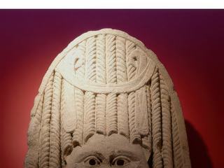 Acrotère de tombeau en forme de masque tragique de théâtre. D'autres exemplaires de cette zone sépulcrale ont été découverts au XIXe siècle. Trouvé à Vaison, nécropole de Maraudy, 1978.
