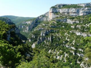 Frédéric Mistral, Calendal, chant VII : "Cette Nesque s'engouffre dans une gorge anfractueuse et sombre; et vient ensuite un point où le roc brusquement et incroyablement se cabre ... C'est du Rocher du Cire qu'il s'agit : Ni chat ni chèvre, ni satyre, Je vous en réponds bien, jamais n'y grimperont!" Il parle de son voyage avec deux de ses amis félibriges pour la découverte de ses gorges dans son livre Mes origines : mémoires et récits de Frédéric Mistral (publié en 1915).