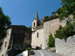 A 650 m d’altitude, Monieux est accroché au flanc sud-est du massif du Ventoux et regarde vers le levant. La Nesque passe sur la commune, et alimente au passage deux plans d'eau dont un plan d'eau d'environ 2,5 hectares.