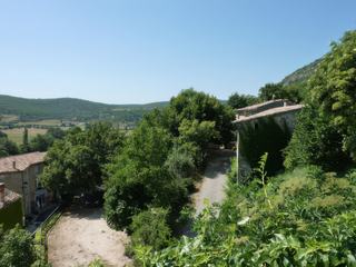 Il est agréable de flâner tout au long des ruelles et calades pittoresques bordées de maisons des XVIIe et XVIIIe siècles.