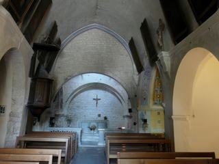 L'église Saint-Pierre, édifice roman classique qui comporte une coupole sur trompe du XIIe siècle.