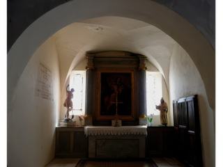 Un autel transversal de l'église Saint-Pierre.
