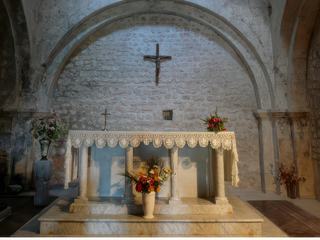 Autel de l'église Saint-Pierre.