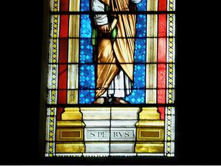 Vitrail de l'église Saint Pierre.