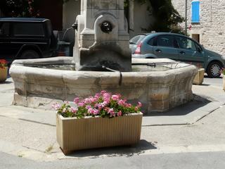 Fontaine place de l'Eglise à Sault.