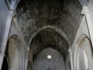 La nef romane primitive que couvre une voûte en berceau brisé.