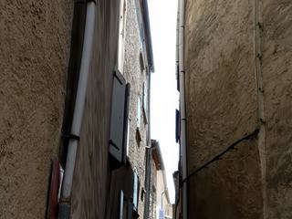Rue des Esquiches-Mouches dont l'appellation montre bien l'étroitesse.