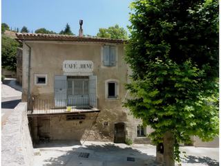 L'ancien café du village d'Aurel, petit village établi sur un éperon rocheux au pied du Mont Ventoux.