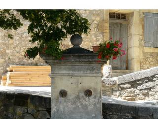 La Fontaine de la place du Portail est un précieux témoin d'une époque où celle-ci jouait un rôle essentiel dans la vie du village, elle contribue aujourd'hui au charme du village.