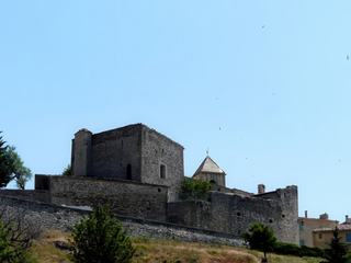 Les vestiges d'un château du XIIe siècle, se trouvent au sommet du village. C'est un château qui est aujourd'hui privé. L'église qui le jouxte est dédiée à sainte Aurèle et a également été édifiée au XIIe siècle. C'est un bâtiment assez massif à deux travées, l'une voûtée en berceau (partie romane), l'autre d'arêtes. Sa façade est surmontée d'un clocher-tour.