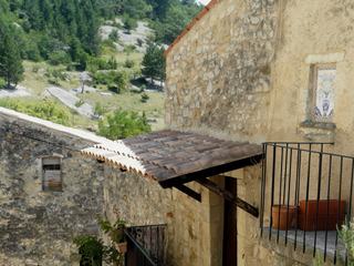 Le charme des ruelles et des maisons anciennes en pierres apparentes d'Aurel, petit village de 180 âmes, font le bonheur des peintres.