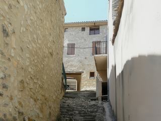 Aujourd'hui Aurel est un village perché qui a été restauré avec goût. Il est agréable de se promener dans ses calades qui serpentent le long des maisons en pierres apparentes pour la plupart restaurées.