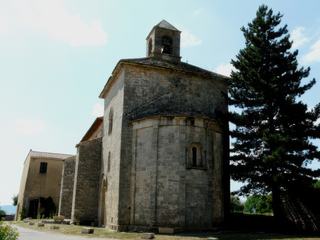 L'église, classée, du XIIe siècle est dédiée à la Sainte Trinité.