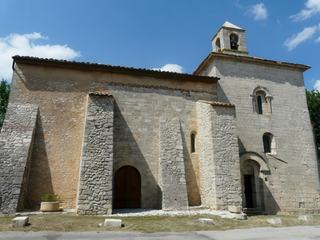 Lors des guerres de religion, l'appartenance de Saint-Trinit au comté de Sault, proche des Baronnies protestantes, fit craindre des attaques de la part des religionnaires. Le village étant ouvert, c'est-à-dire non entouré de remparts, les habitants fortifièrent leur église en 1580, ce qui contraint à la démolition de la voûte et d'une partie de la nef romane[