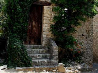 Quand la nature reprend ses droits sur une jolie ruine!