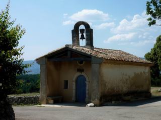 Des épidémies de peste suivirent les guerres de religion. Pour s'en protéger, près de l'église, la chapelle Saint Roch fut édifiée entre 1629 et 1630.