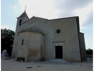 L'Eglise romane Notre-Dame-et-Saint-Christophe: cet édifice appartenait comme beaucoup d'autres dans la région de Sault et de Montbrun les Bains, à l'Abbaye St André de Villeneuve lès avignon. Les Moines avaient la charge de développer le plateau d'Albion et défrichèrent le plateau. Aujourd'hui l'église comprend deux partie distincte , une romane et l'autre gothique. La partie romane es constituée d'une nef de trois travées terminée par une abside semi-circulaire. L'Eglise a été restaurée en 1644, et remaniée en 1668 par l'adjonction d'un bas côté nord et la couverture de la nef en maçonnerie.