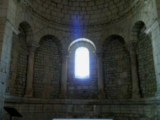 Partie romane de l'église, l'abside semi-circulaire.