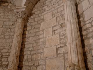 En dépit de transformations qu'elle a subi, l'intérieur de l'église et en particulier l'abside a conservé une décoration exceptionnelle. Dans cette dernière, se déroule une véritable psychomachie entre le Bien et le Mal. Des monstres aussi divers qu'anthropophages (sphinx, sirènes, dragons) y affrontent des lapins, des poissons, des pélicans et des lions. Bases de colonnes: arrière-train de lion et tête de vieillard.