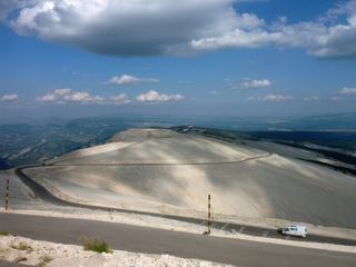 La calotte sommitale du Ventoux couverte de lauzes et vue sur le col des Tempêtes.