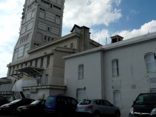 Au sommet du Mont Ventoux, à 1914 mètres d'altitude, le vent souffle fort près de la tour de l'Observatoire.