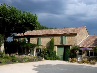 A gauche, les chambres d'hôtes et à droite notre gîte.