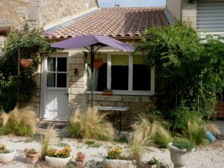 Pour deux personnes, mais bien agencé avec une mezzanine, et surtout un rafraîchisseur d'air (comme la clim mais plus agréable)pour passer de bonnes nuits.